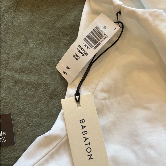 Aritzia Contour V-neck Bodysuit in White - Picture 5 of 6